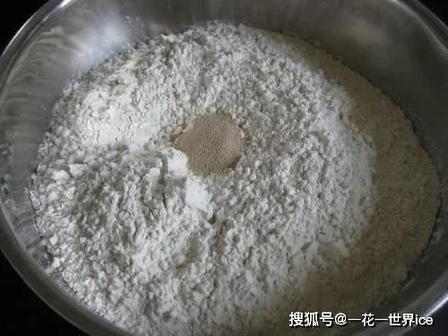蒸饅頭,只加酵母是不對(duì)的,多放這兩樣,饅頭香軟勁道有層次 陽仔