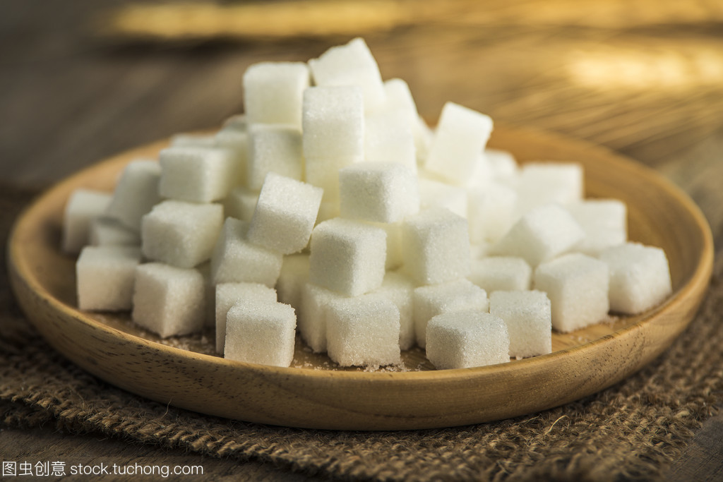 在一個(gè)木盤(pán)白糖